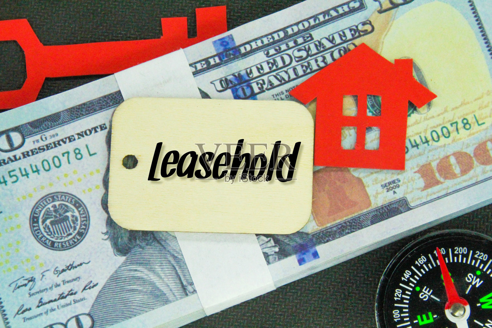 纸币、纸房子和写有“租赁权”字样的木牌照片摄影图片