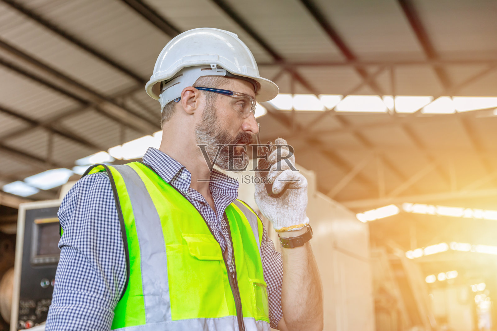 西班牙裔印度男性工程师工人主管工作在重工业智能无线电呼叫照片摄影图片