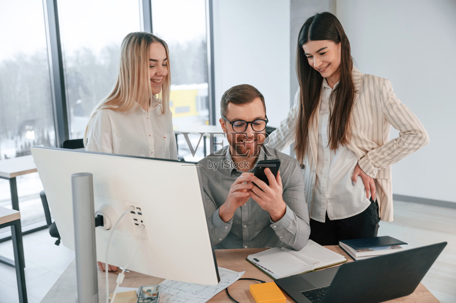 有关于想法的对话。成功的团队都是在办公室里一起工作。商业概念照片摄影图片