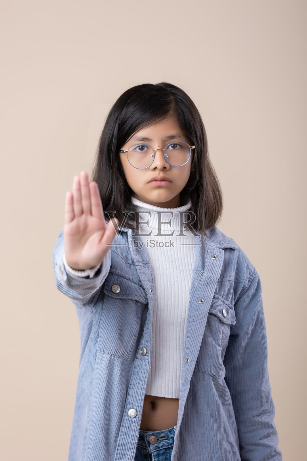 墨西哥女孩做停车标志的完整镜头，女权概念照片摄影图片