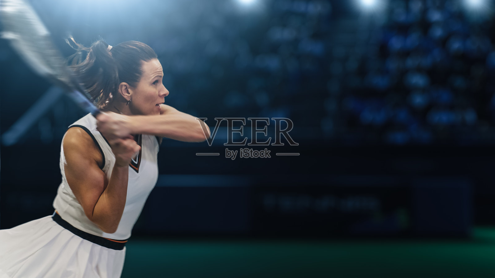 女子网球运动员在冠军赛中用球拍击球。职业女运动员击球。官方的世界锦标赛。女运动员赢得比赛的最后一盘。照片摄影图片