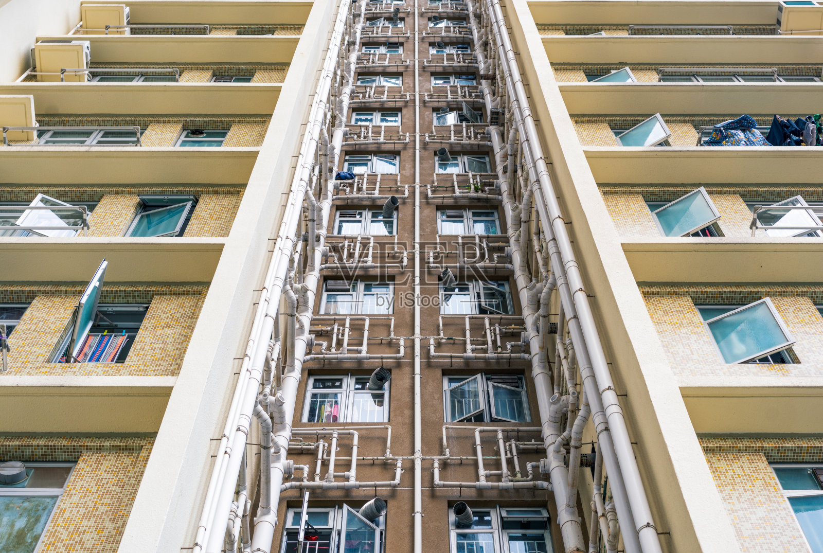 公寓楼外部复杂的管道连接照片摄影图片