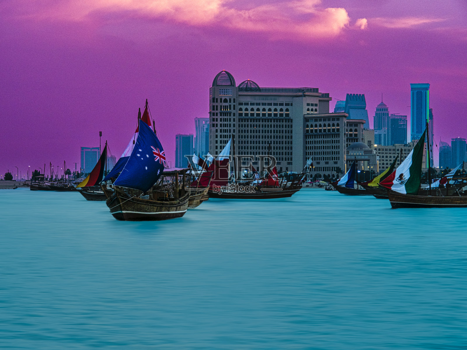 带有旗帜的帆船照片摄影图片