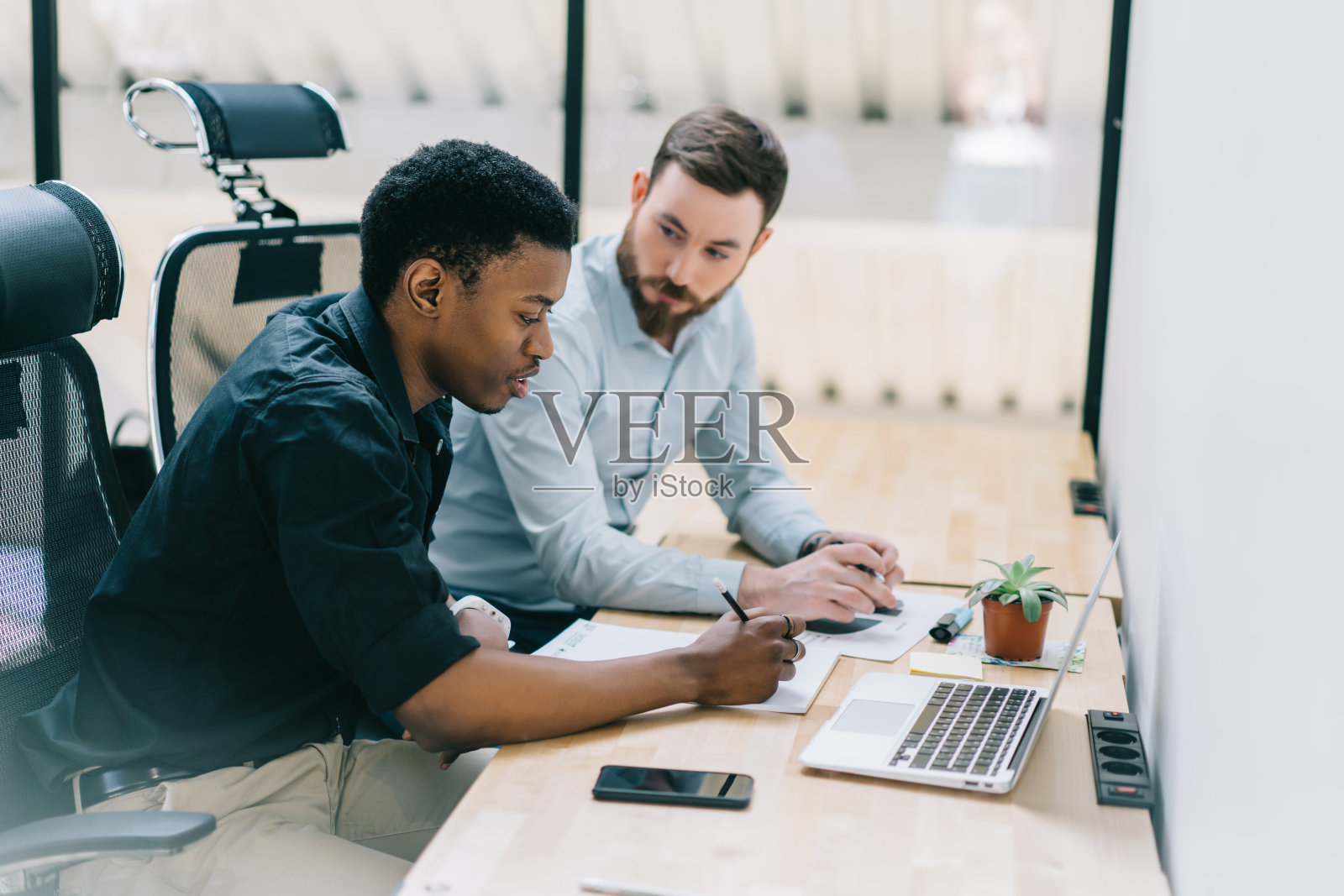 不同的商业伙伴在工作场所讨论项目照片摄影图片