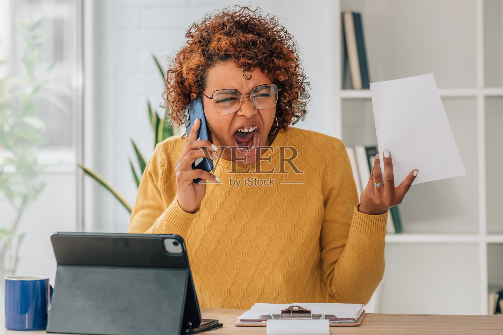 顾客或消费者在家里愤怒地打电话要求账单照片摄影图片