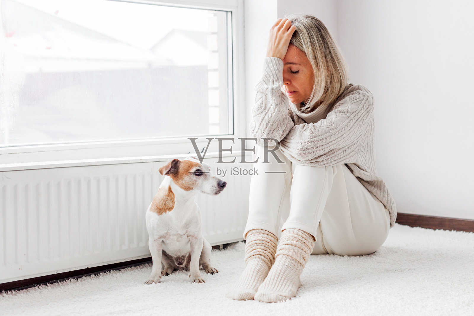 沮丧、孤独、不开心的女人独自坐在沙发上感到压力照片摄影图片