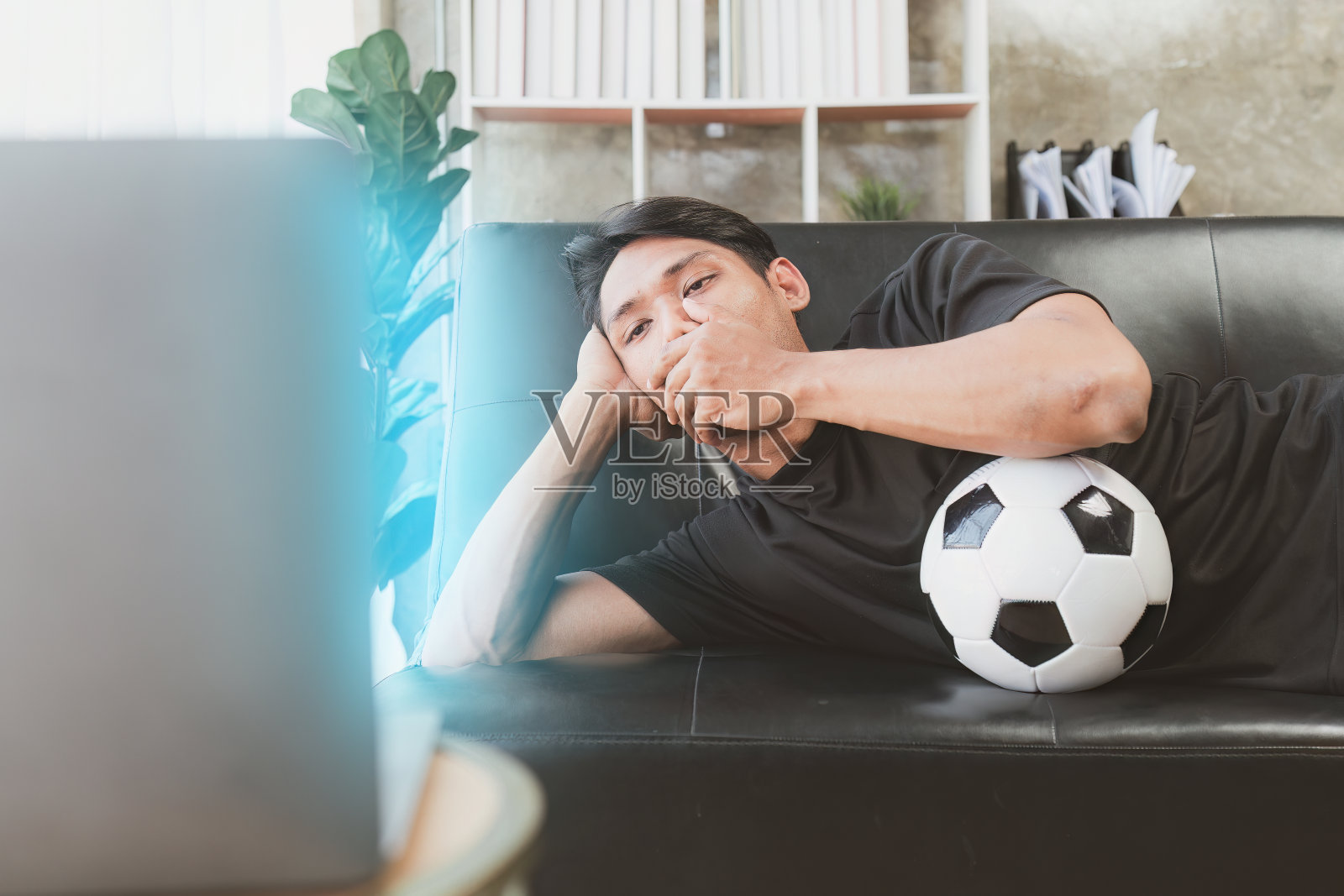 兴奋的朋友在家里看足球或足球比赛，吃披萨。友谊、休闲、休息、家庭聚会足球、足球概念照片摄影图片