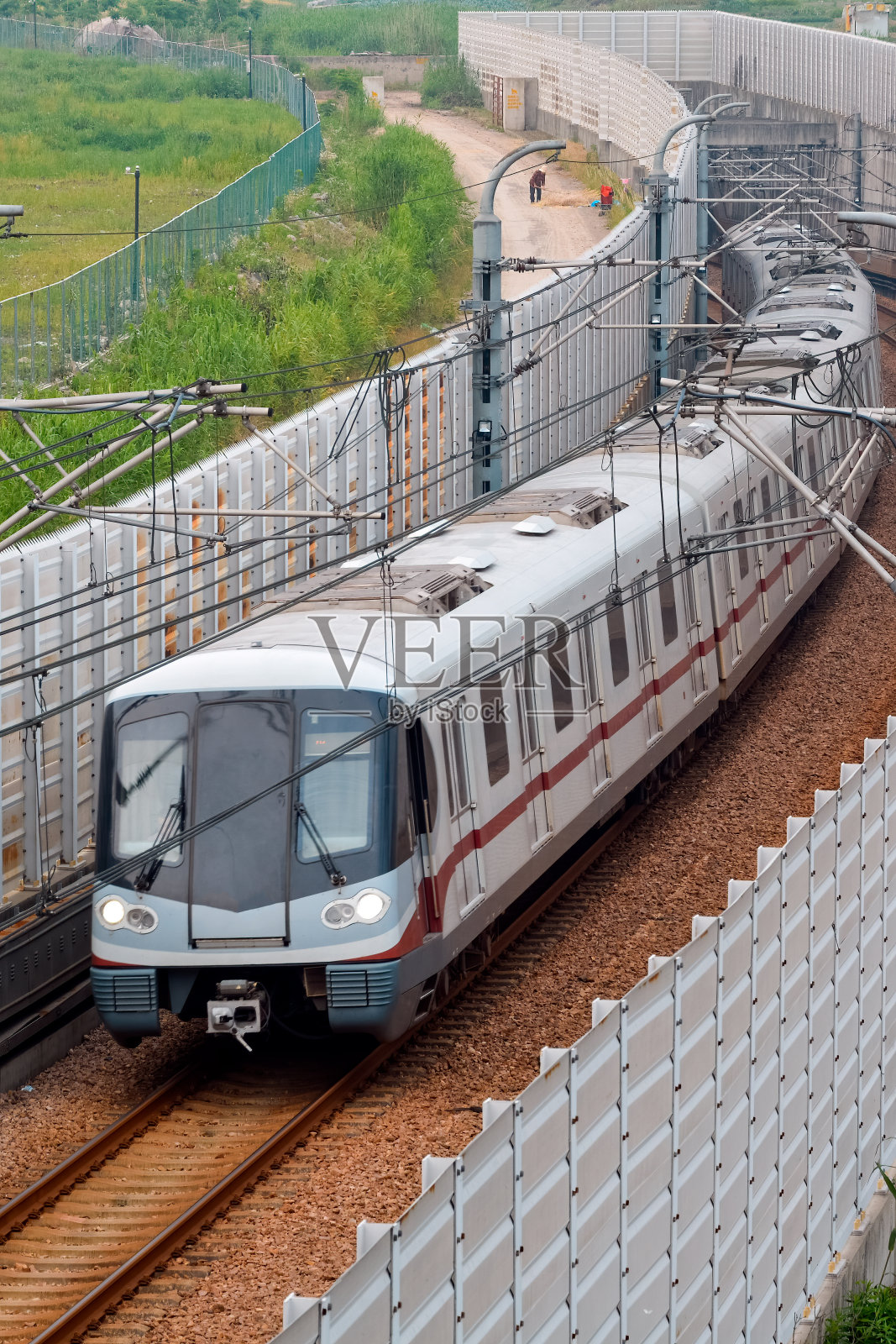 地铁列车驶出地下隧道照片摄影图片