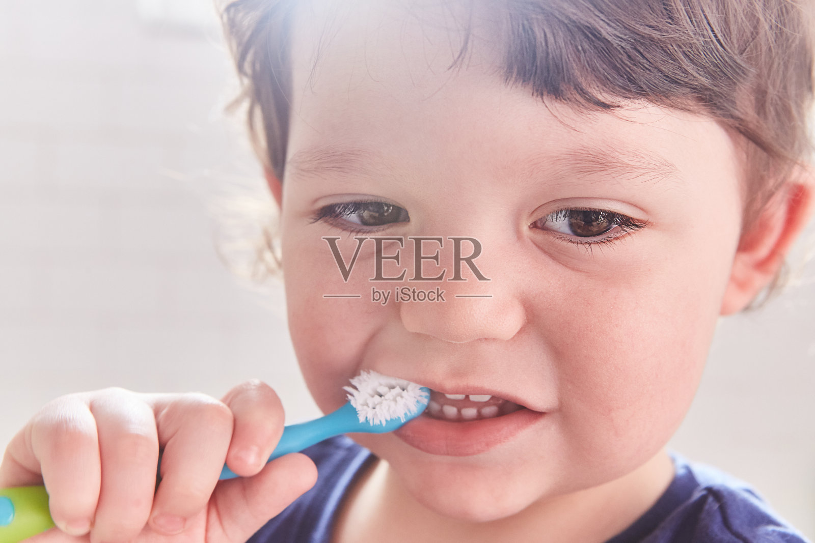 幼儿刷牙照片摄影图片