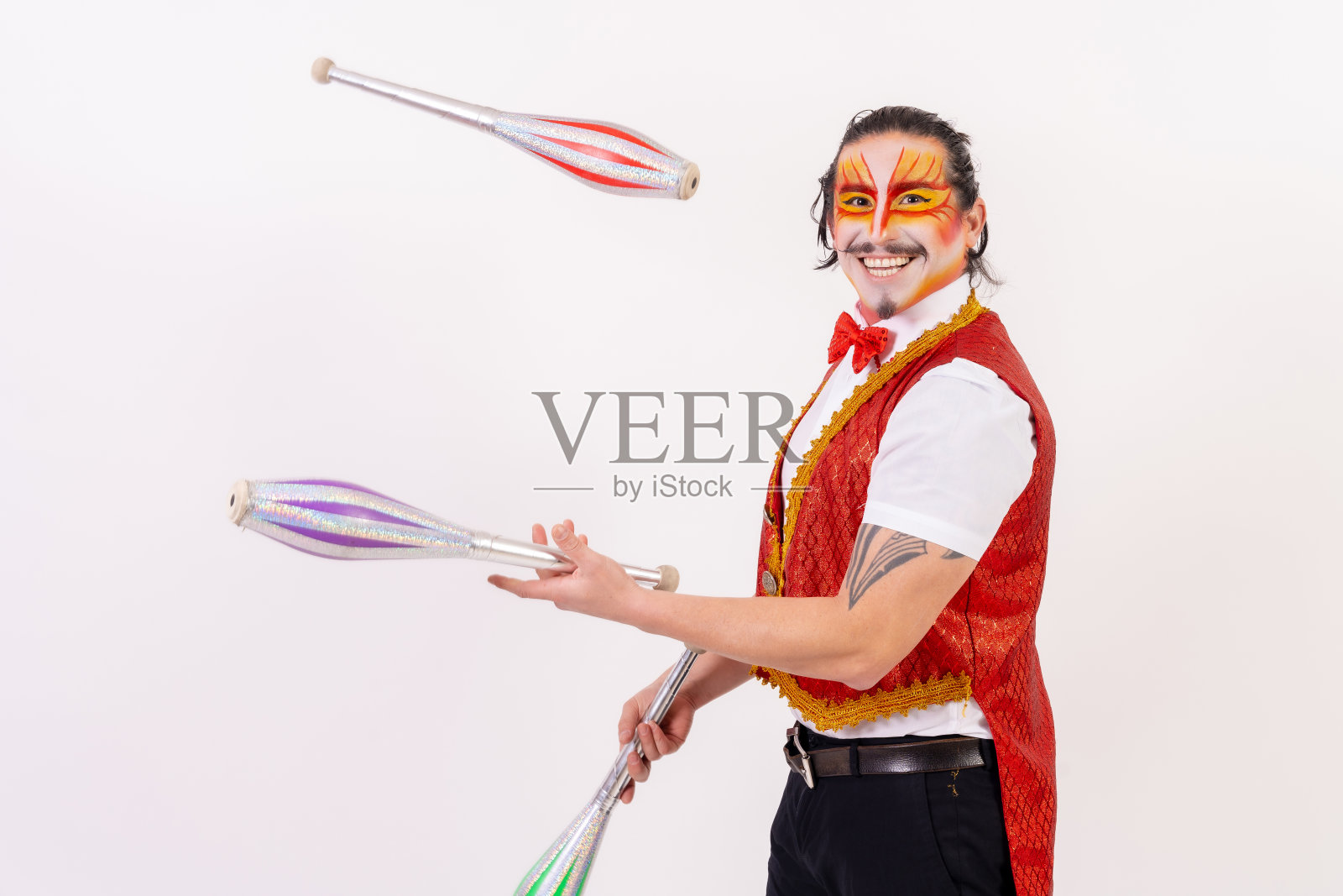 一个微笑的杂耍演员的肖像表演杂耍孤立的白色背景照片摄影图片