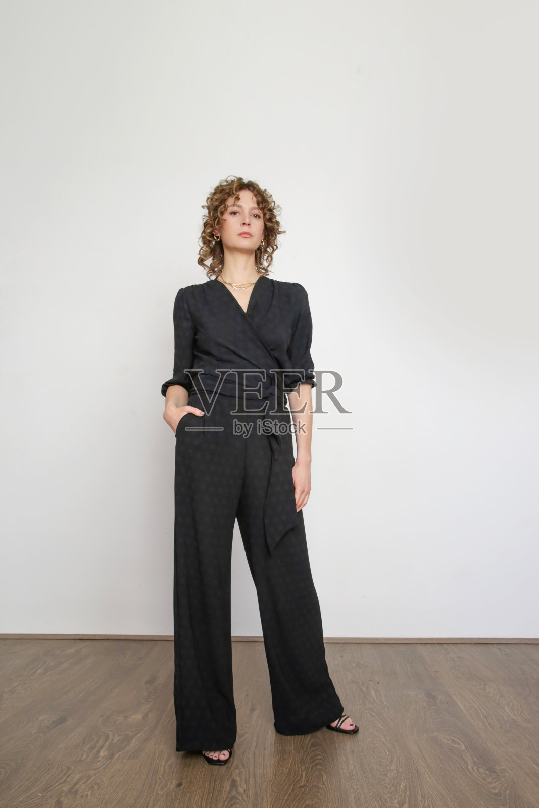 一系列的工作室照片，年轻的女模特在黑色亚麻服装。照片摄影图片