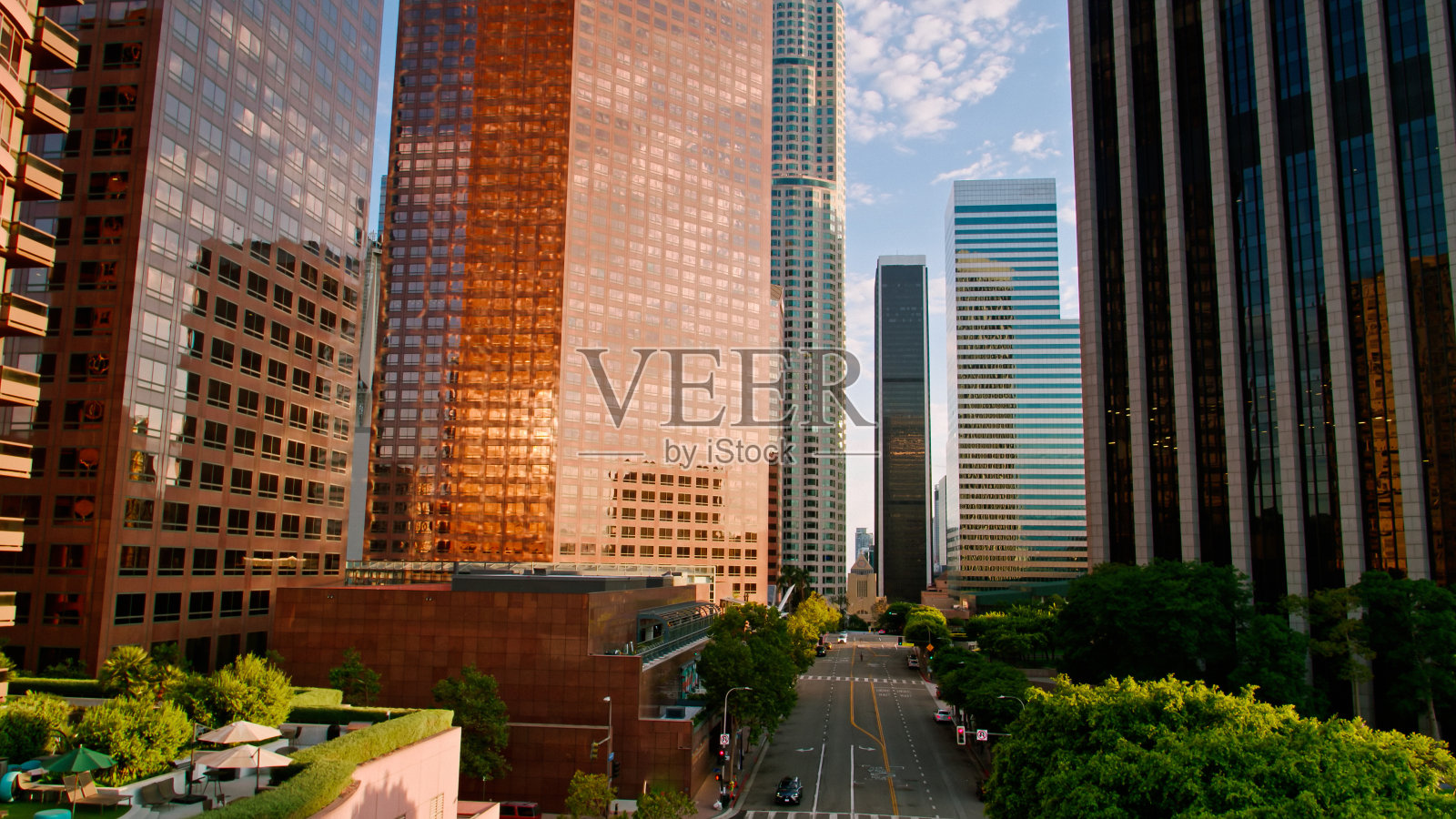 在一个春天的早晨俯瞰洛杉矶市中心金融区的塔楼照片摄影图片