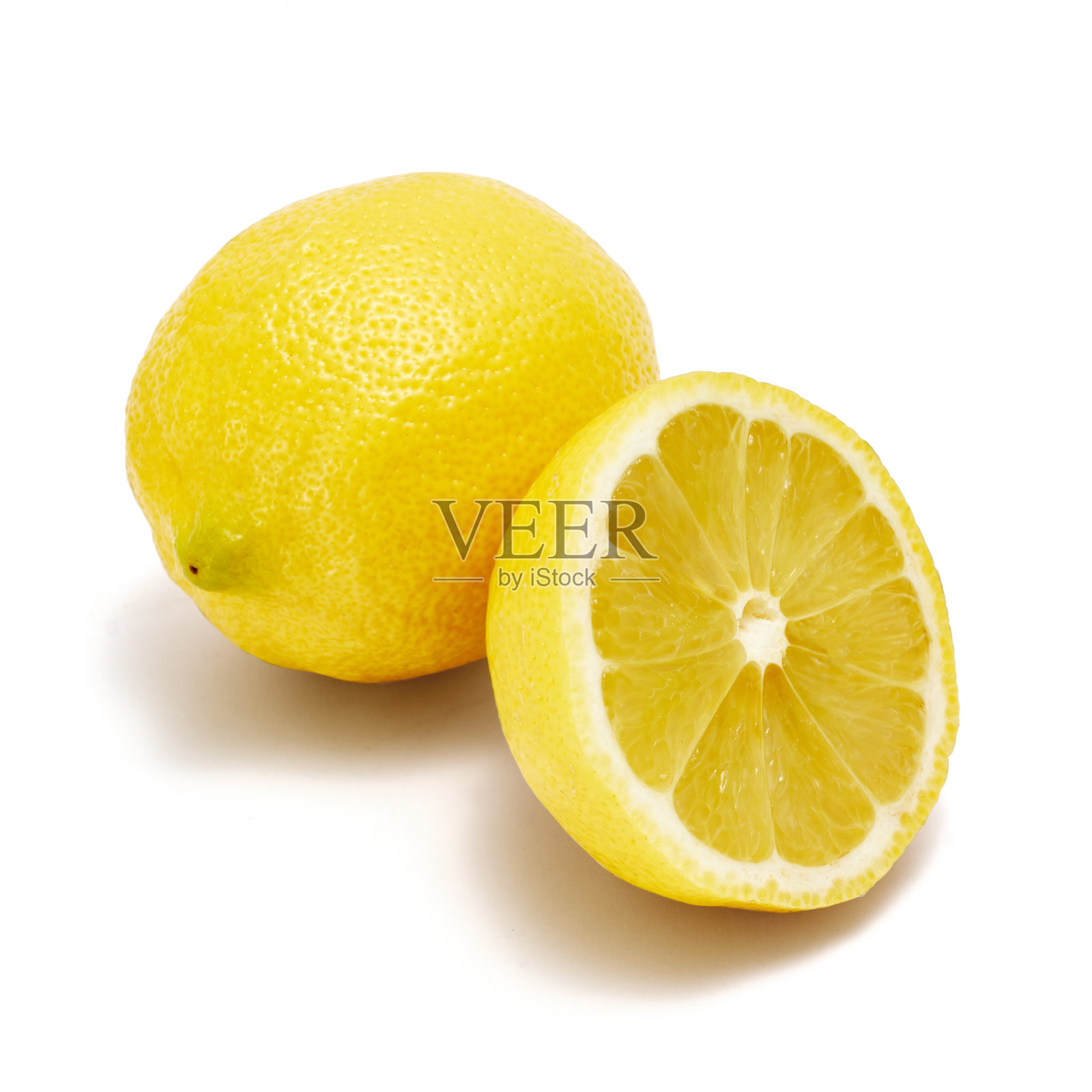 天然柠檬果，切成两半，白色背景照片摄影图片