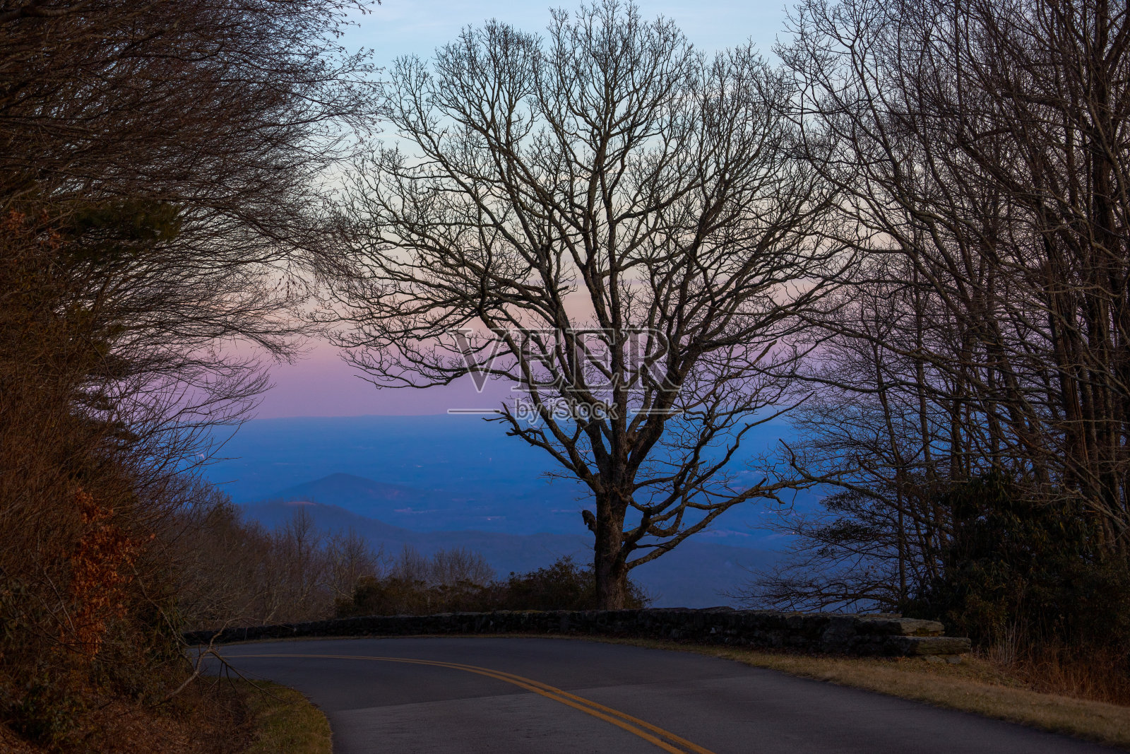 蓝岭公园路上的风景照片摄影图片