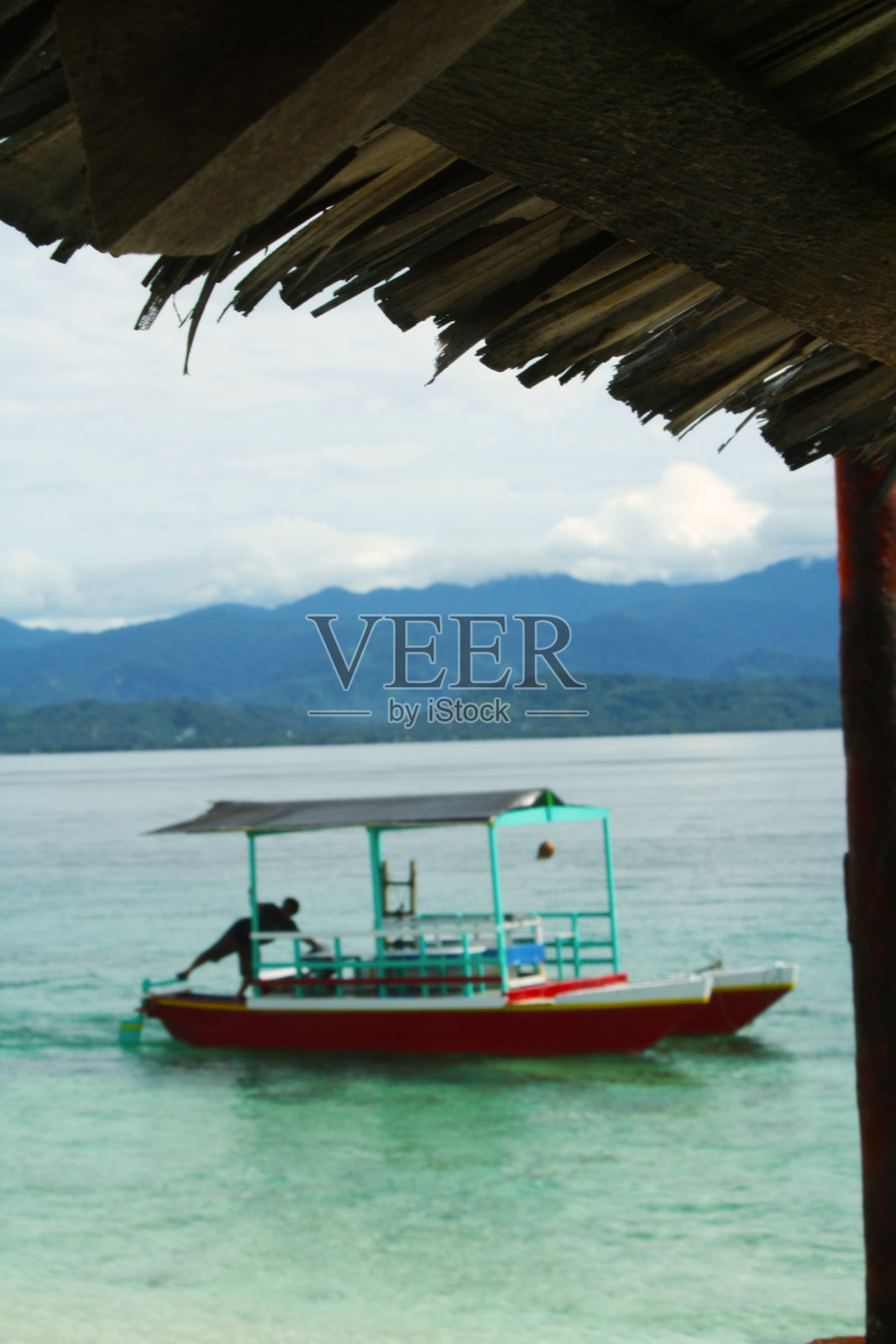 在印度尼西亚海岸的一艘船照片摄影图片