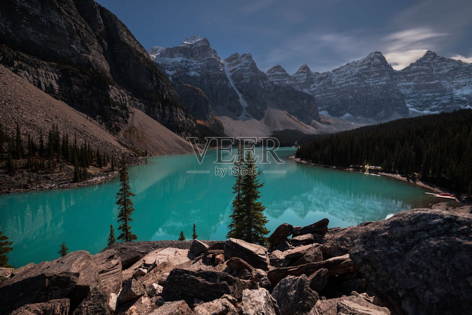 加拿大班夫国家公园，日出时的冰碛湖、树木和山脉的迷人景色照片摄影图片