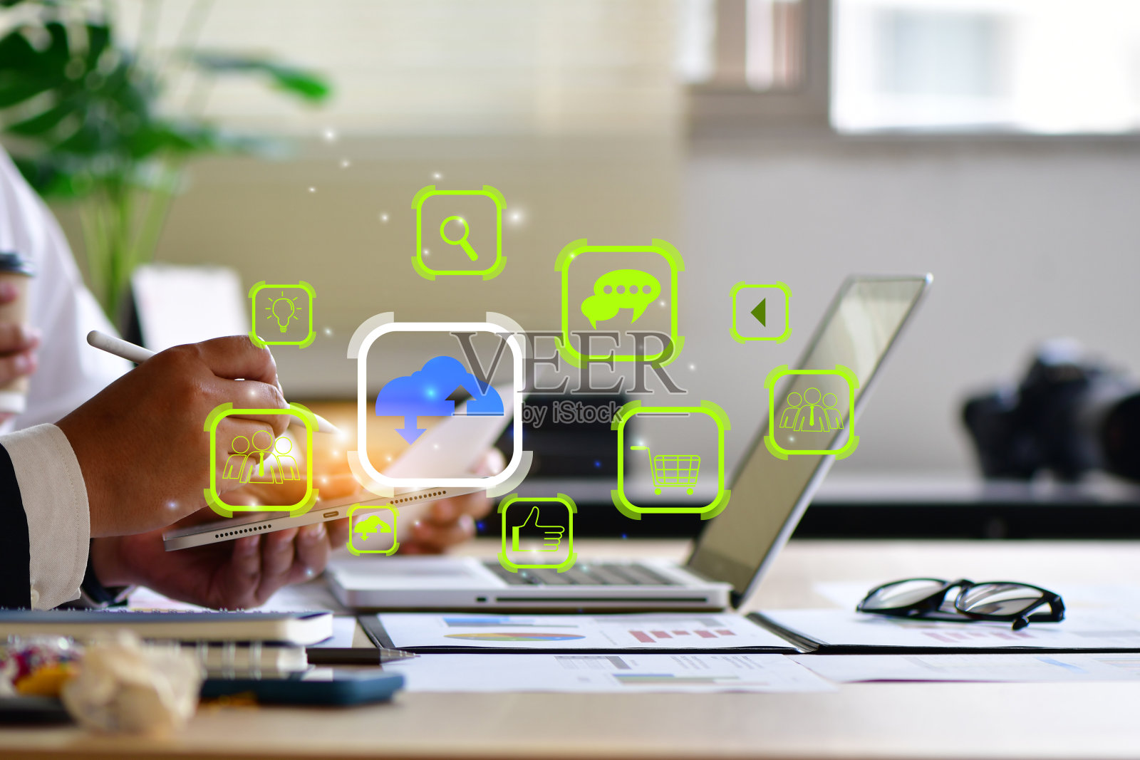 商人触摸云计算图标网络。云技术，云数据传输和在线数据存储用于企业网络中的企业机密数据照片摄影图片