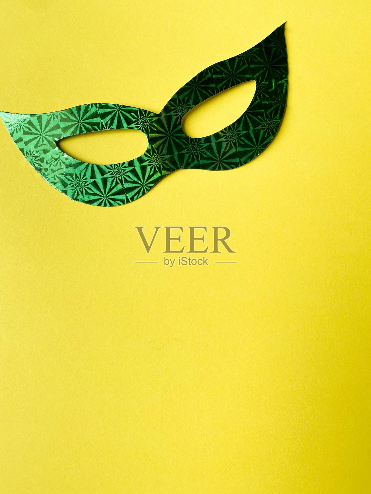 黄色背景与嘉年华面具照片摄影图片