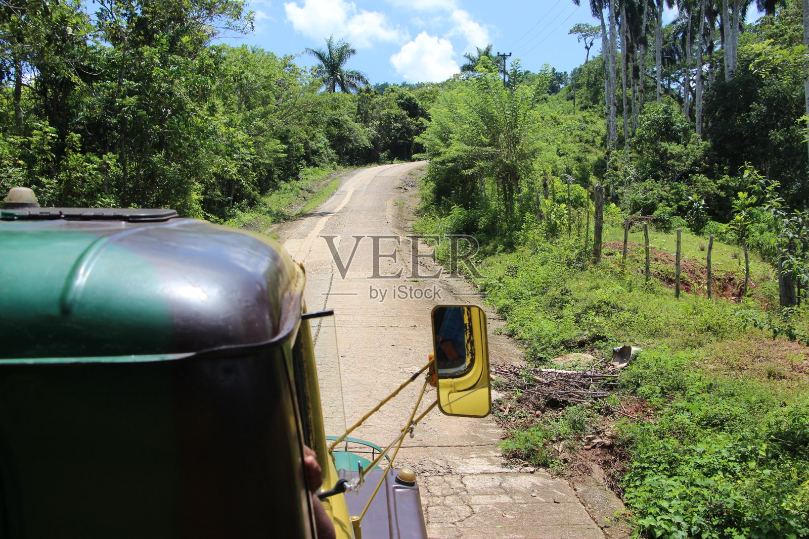 古巴-托普斯德科林斯-瓜纳亚拉公园-军事卡车在自然公园远足照片摄影图片