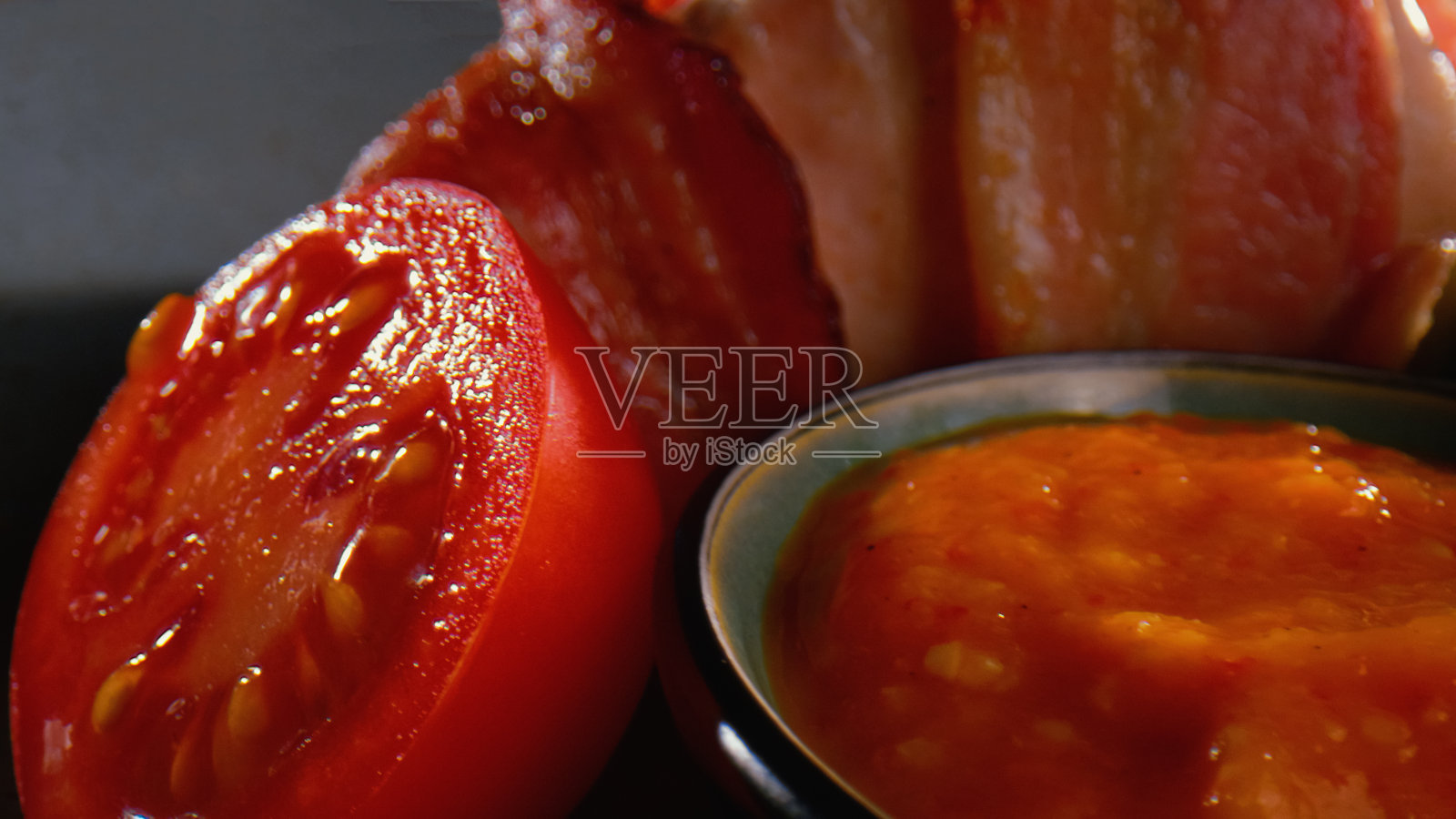 蔬菜酱，火腿和半个西红柿-接近照片摄影图片