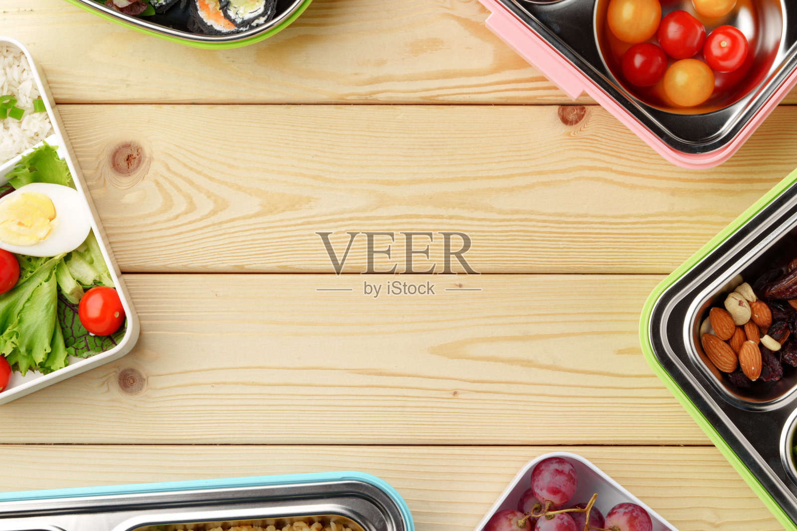 木质背景俯视图上装有健康食品的容器。照片摄影图片