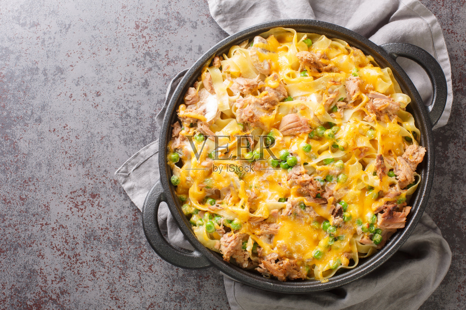 自制奶酪金枪鱼砂锅配豌豆蛋面。从上面看水平俯视图照片摄影图片