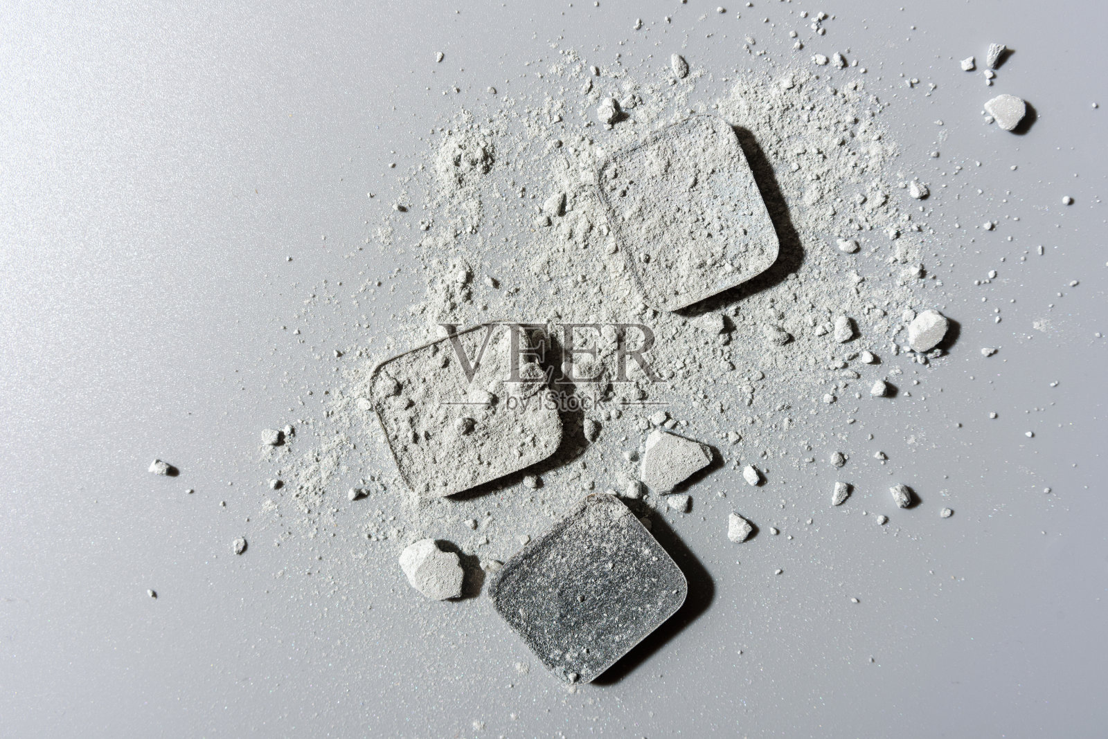 由粉碎灰色眼影制成的抽象构图照片摄影图片