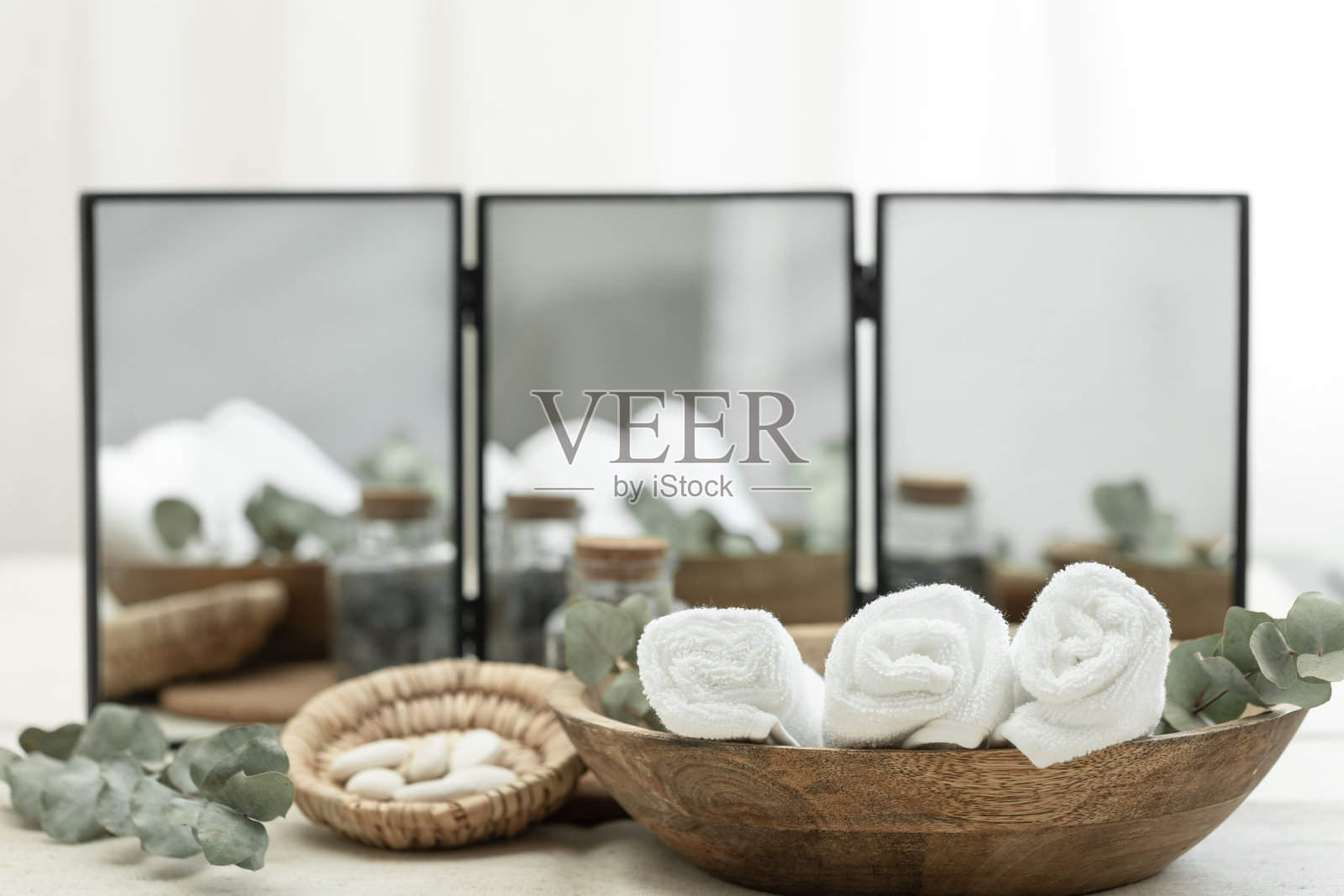 温泉构图与毛巾在一个模糊的背景木盘。照片摄影图片