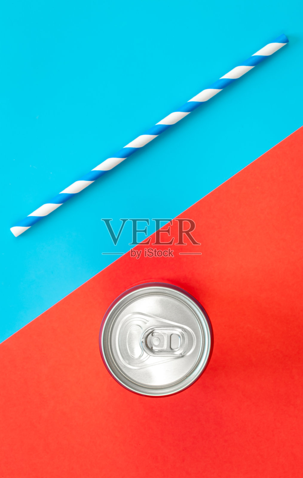 铝饮料或饮料罐，拉环在彩色背景上，平铺。照片摄影图片