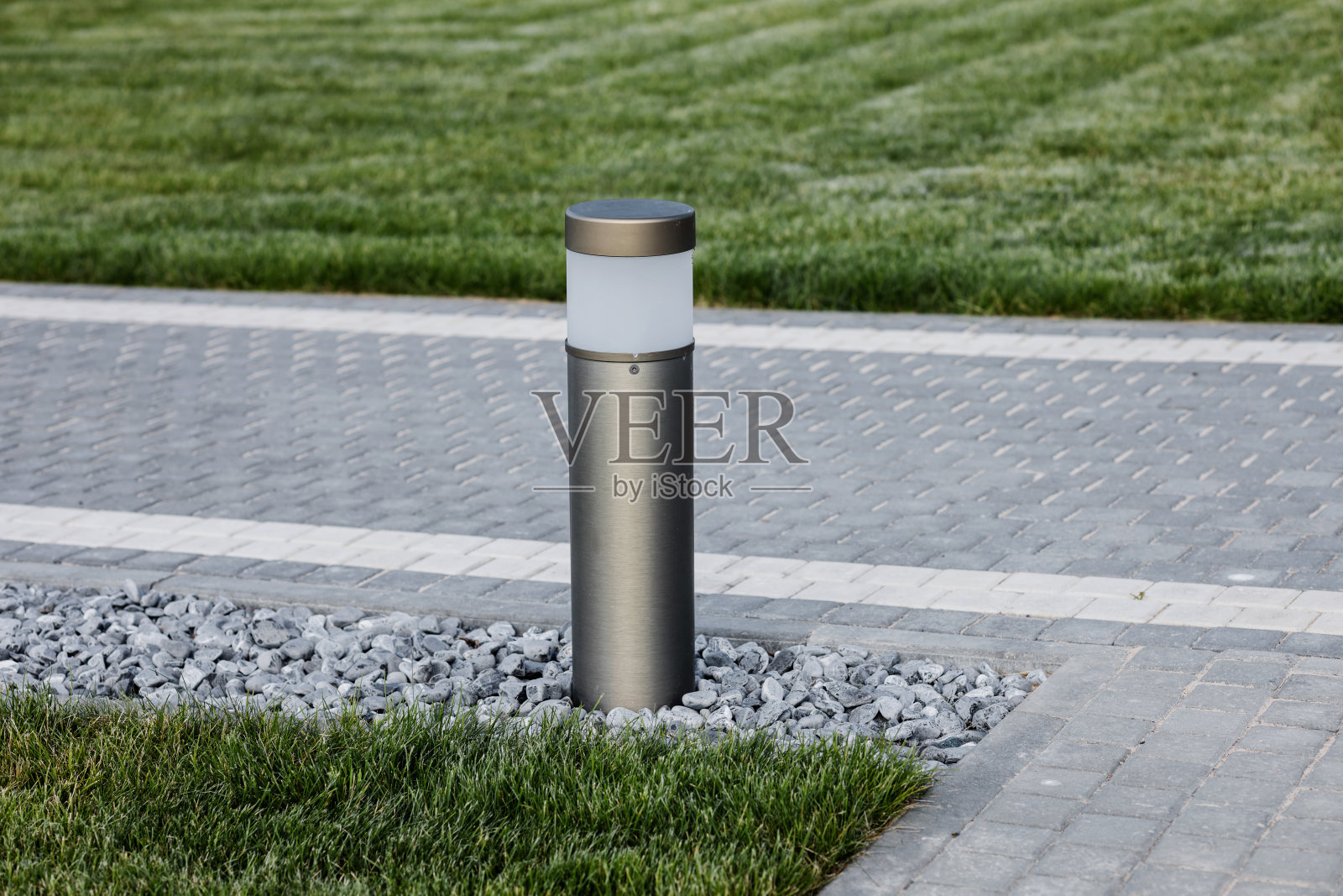 院子草坪上的室外灯照片摄影图片