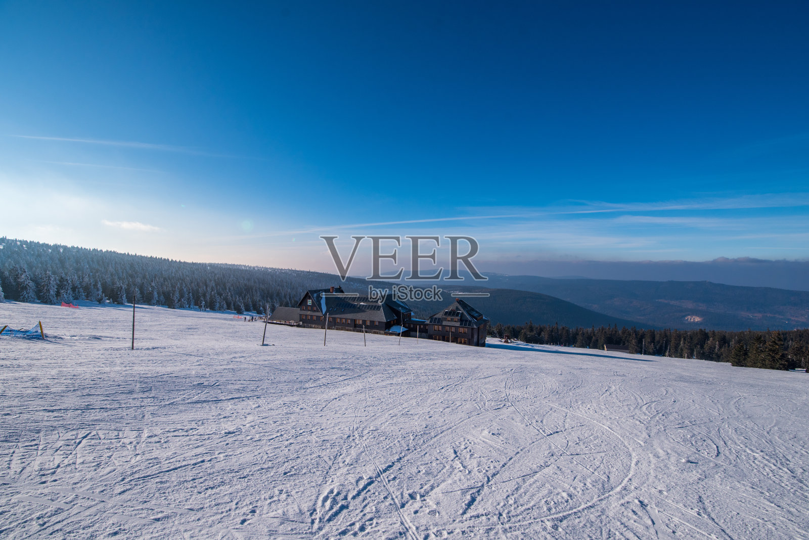 特写的房子在雪山与无云的天空背景照片摄影图片