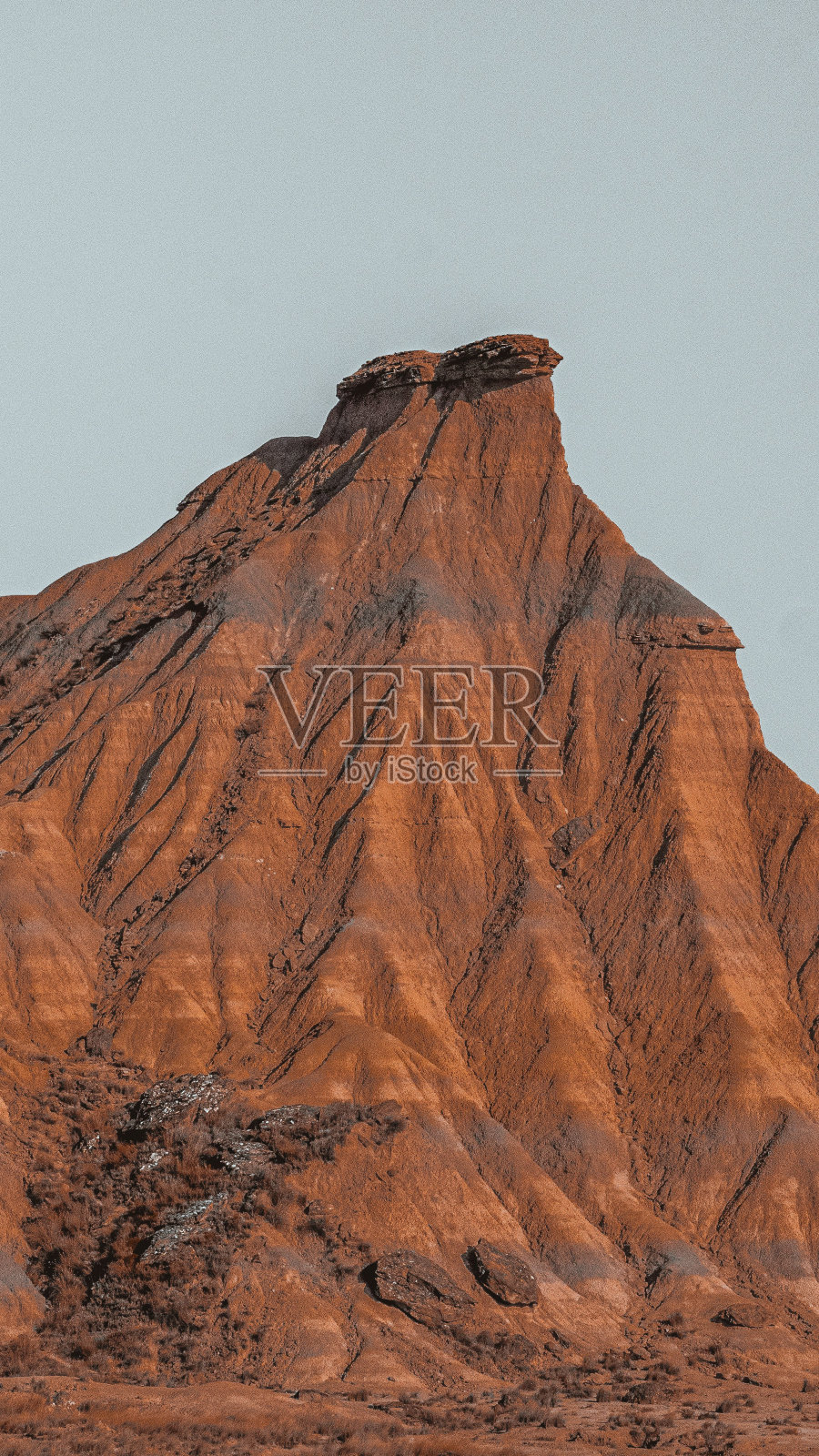 西班牙纳瓦拉巴尔德纳斯·里埃斯的一个山丘的垂直拍摄照片摄影图片