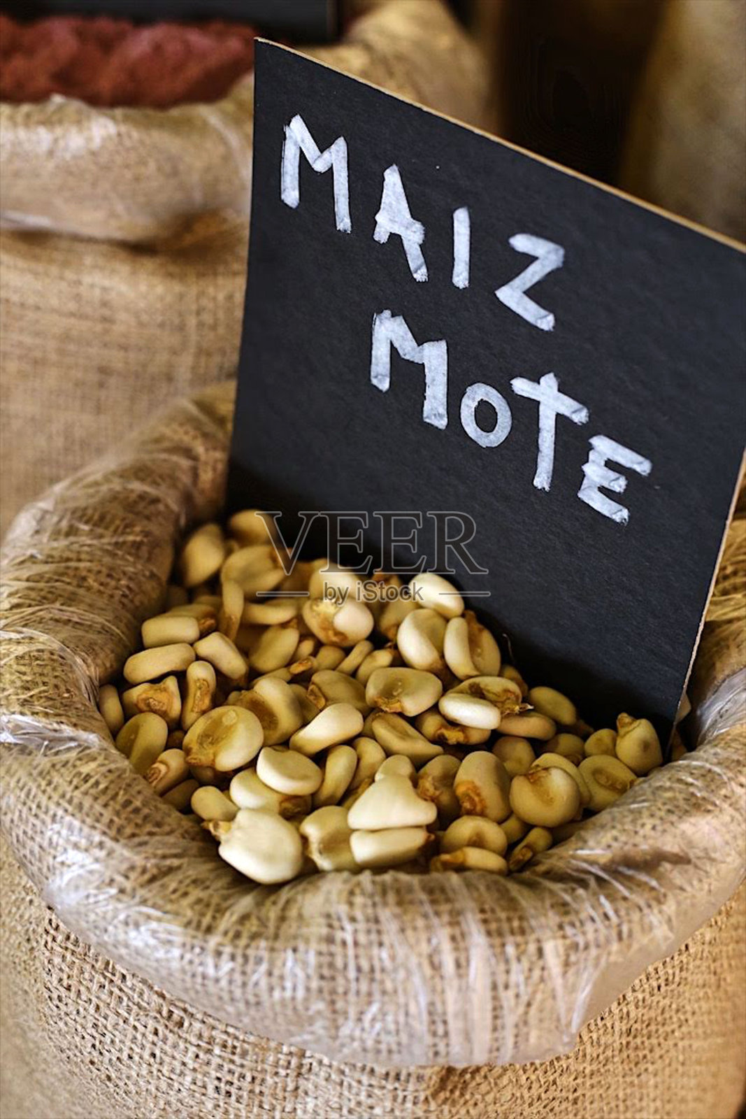 垂直拍摄阿根廷市场上的一袋麦兹摩特照片摄影图片