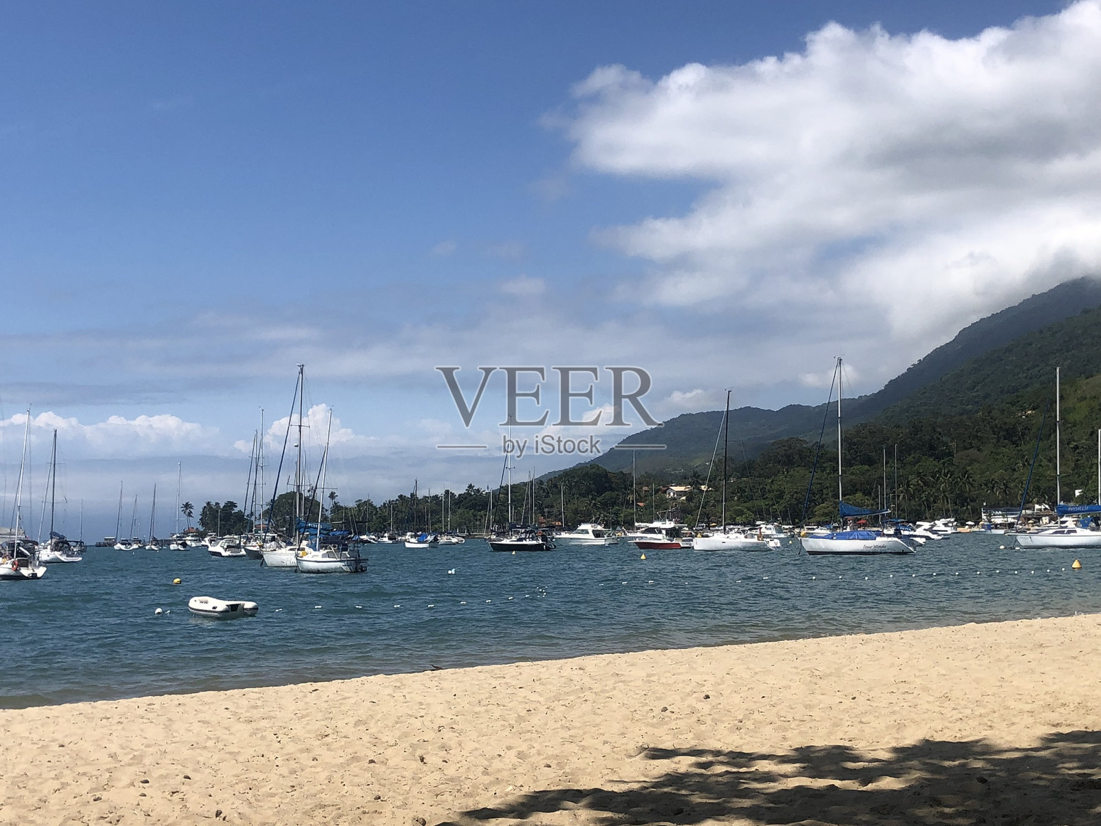 水中的帆船照片摄影图片