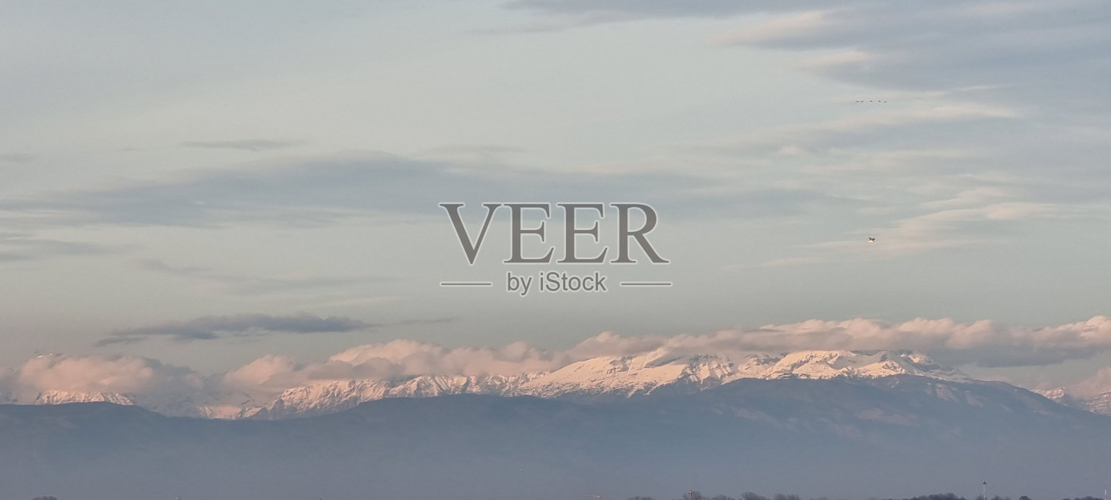 被雪覆盖的山脉照片摄影图片