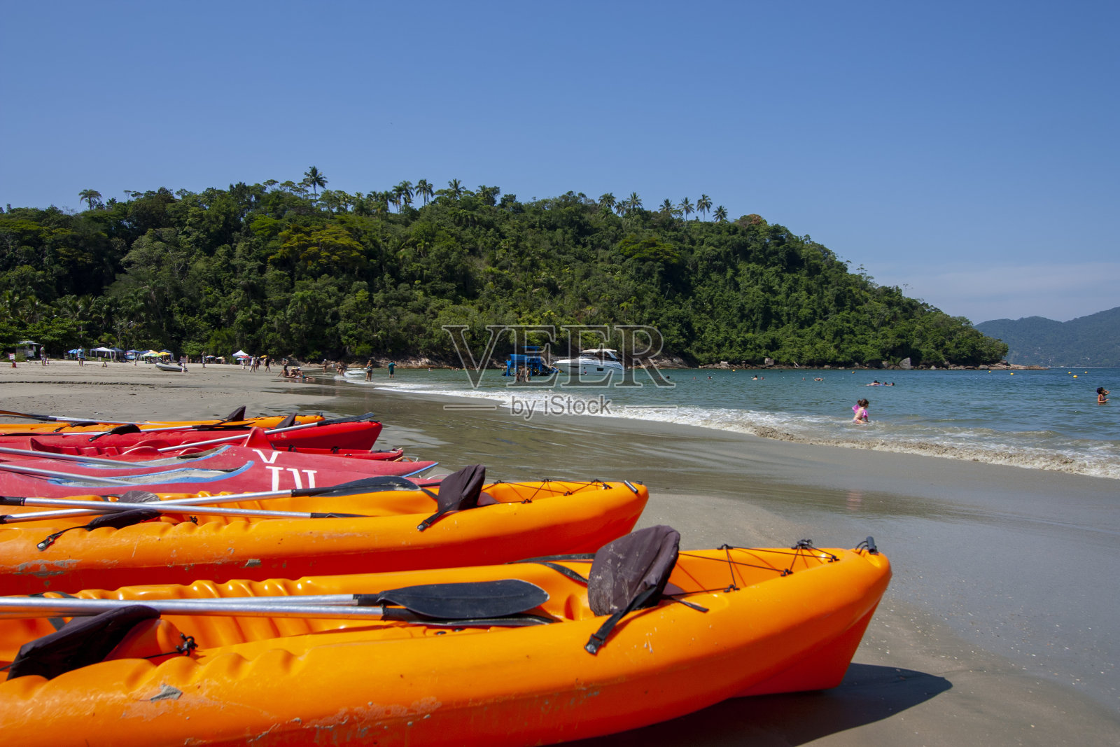 在海滩岸边出租皮划艇照片摄影图片