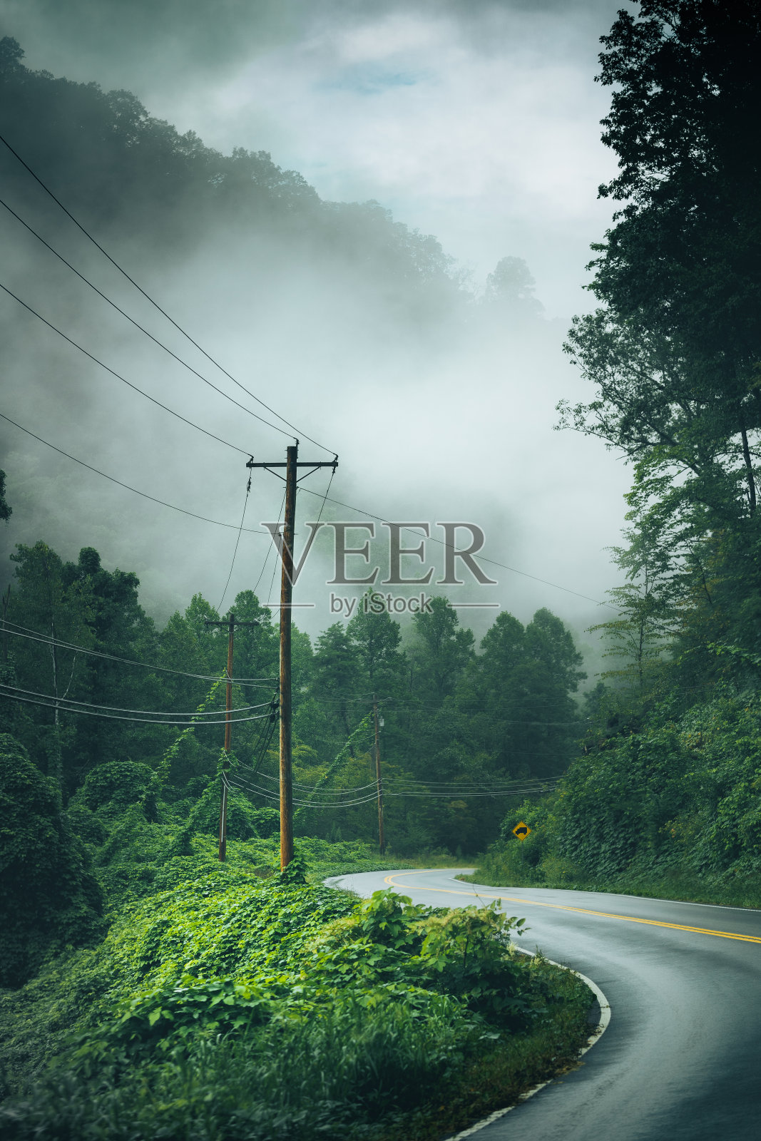 高速公路的镜头，山景被绿色覆盖照片摄影图片