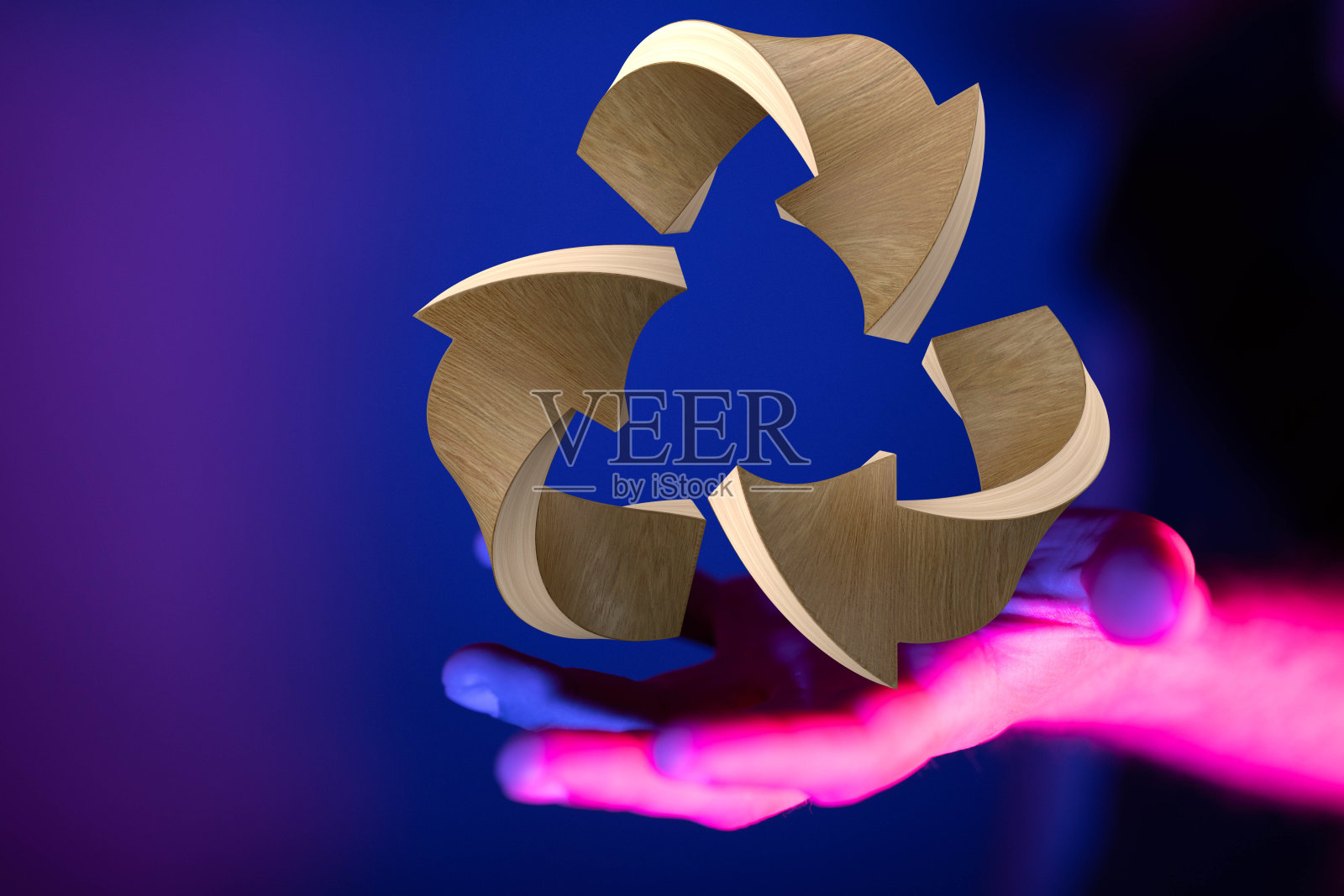 三维渲染的回收符号与真人拿着它-生态概念照片摄影图片