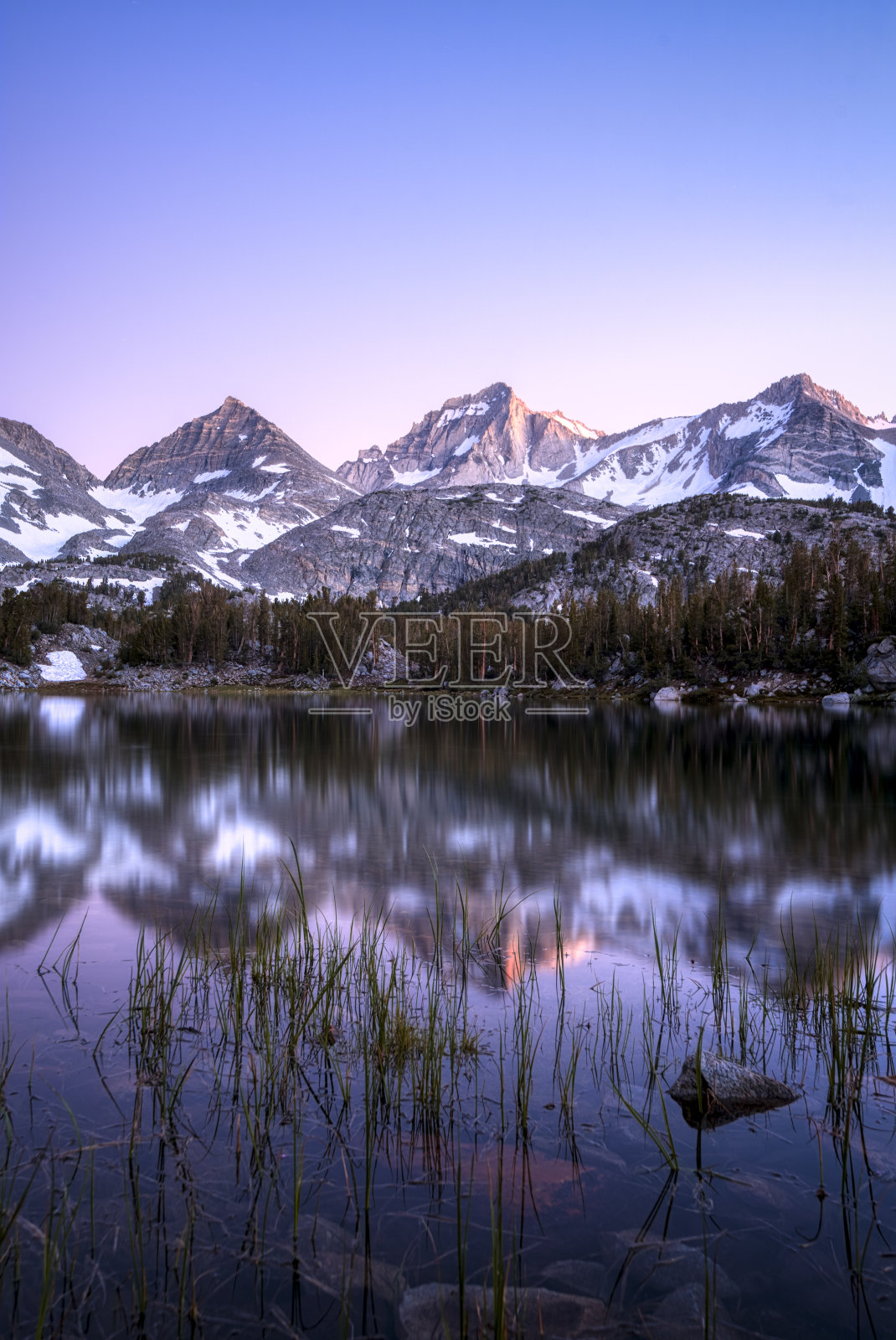 美丽的湖泊与雪山的背景照片摄影图片