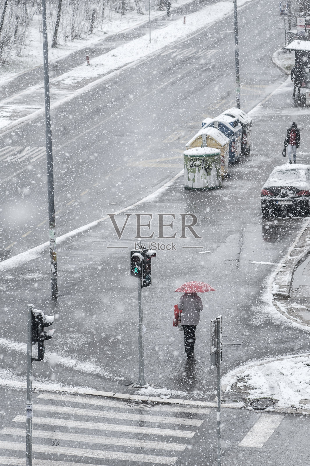 在下雪的冬天，人们走在城市的街道上照片摄影图片