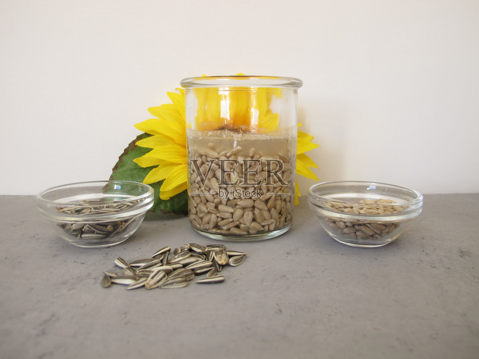 浸泡过的葵花籽，葵花籽浸在水中照片摄影图片