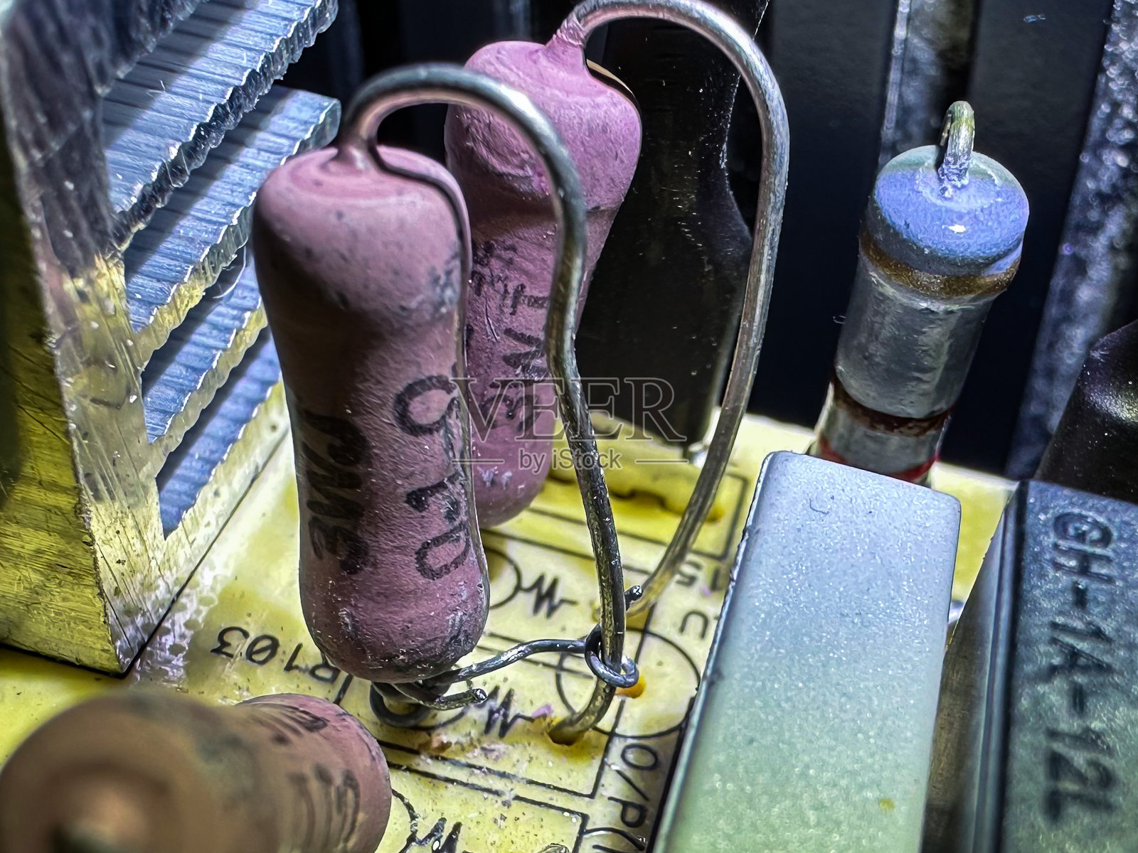 印刷电路板的嵌入式组件(电感器，电阻，电容，晶体管)的特写(微距)，景深较短照片摄影图片