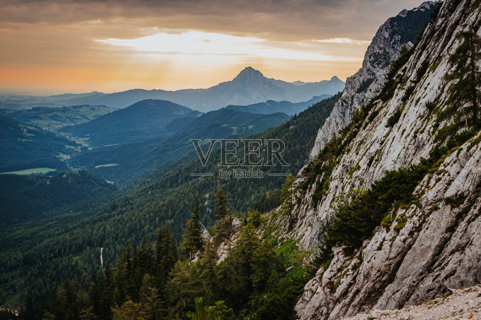 多云天空下的美丽风景照片摄影图片