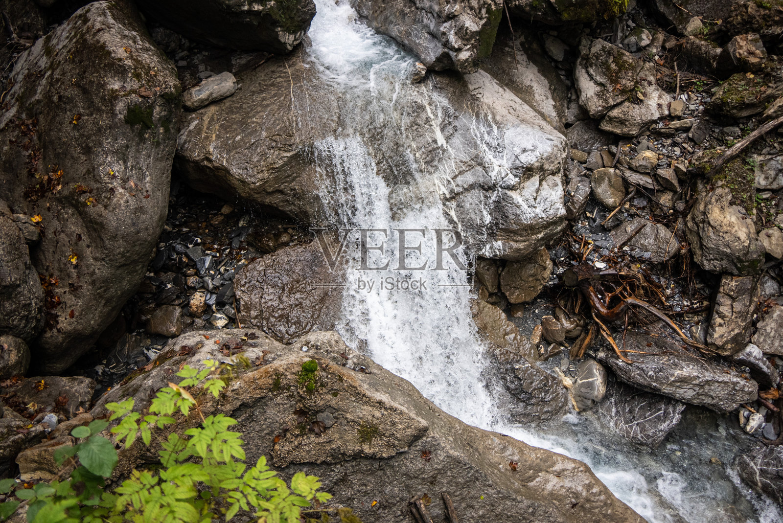 瑞士阿德尔博登Cholerenschlucht的美丽瀑布照片摄影图片