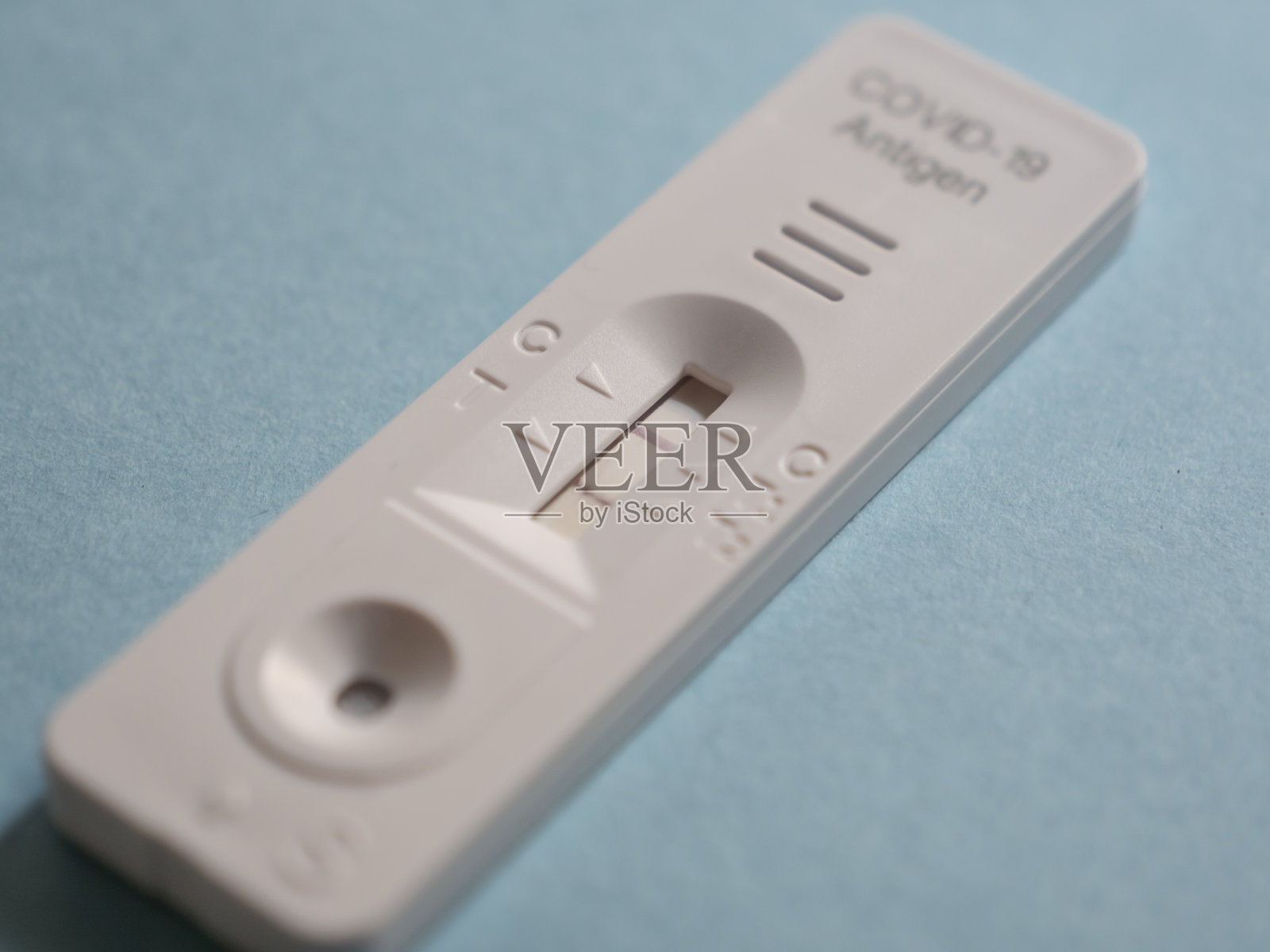 一个阳性快速抗原的特写照片摄影图片