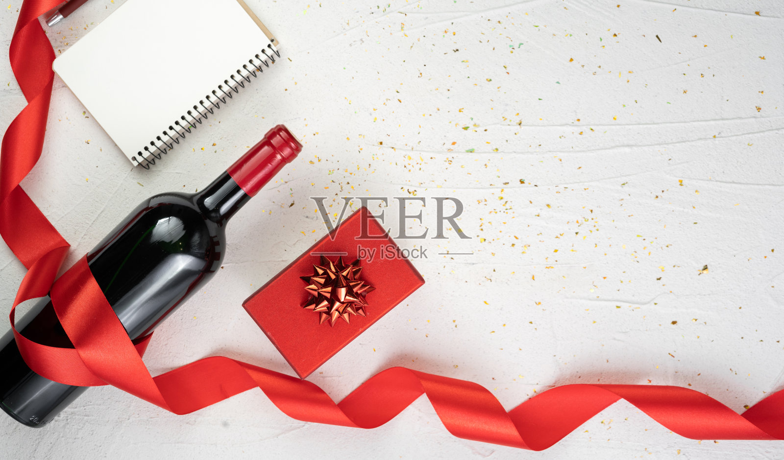 情人节装饰与礼盒，酒瓶和红色丝绸卷带孤立的白色背景与空白的顶部视图照片照片摄影图片