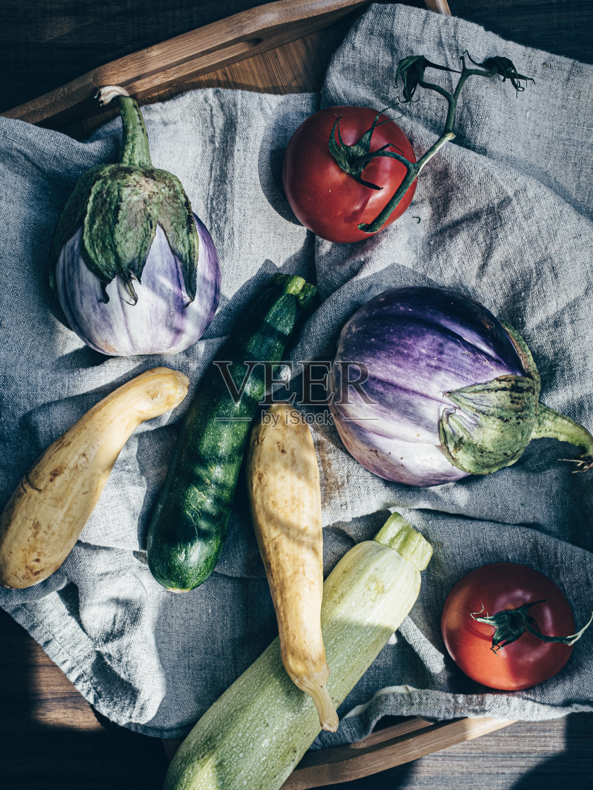 将不同种类的新鲜蔬菜平铺在厨房布上照片摄影图片