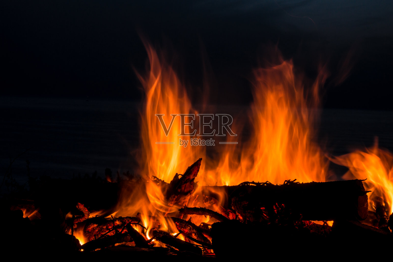 夜晚海滩上篝火的照片照片摄影图片