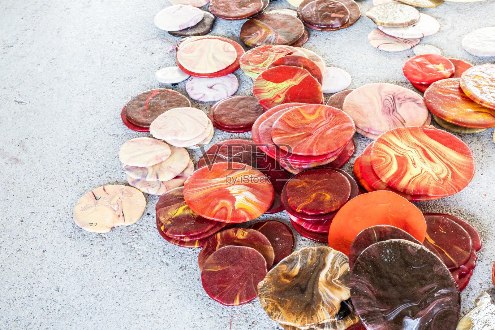 近距离拍摄的岩石洒在地上的红色阴影照片摄影图片