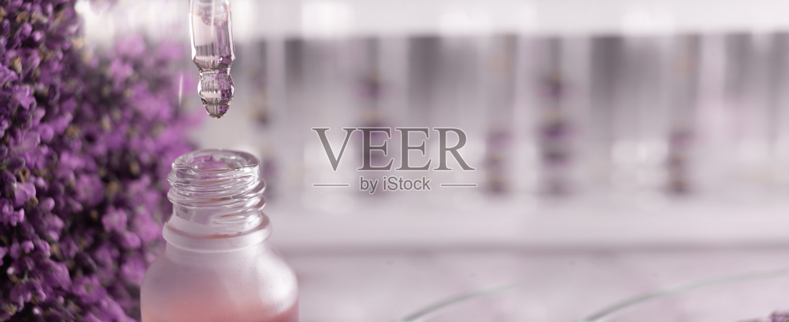 天然油滴入瓶和薰衣草花，接近。美容产品。本空间照片摄影图片